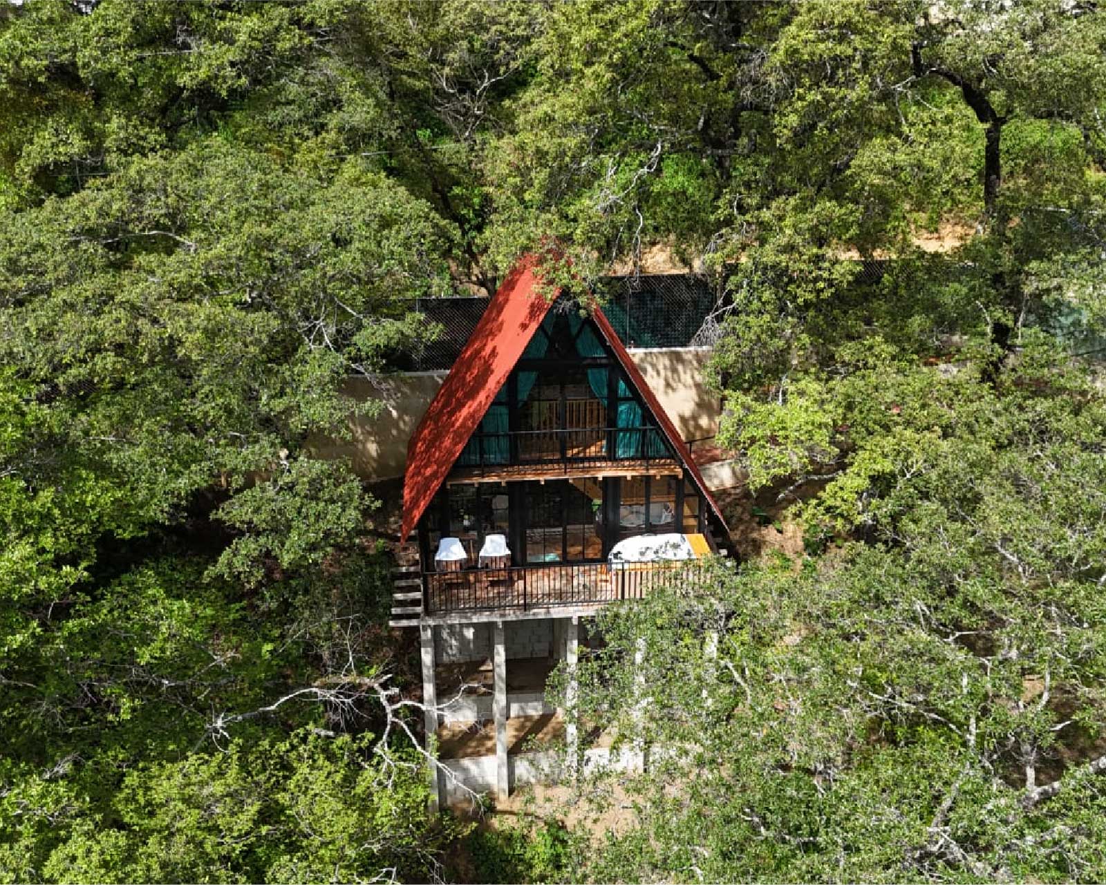 Cabaña del Mirador II, vista aérea entre los árboles