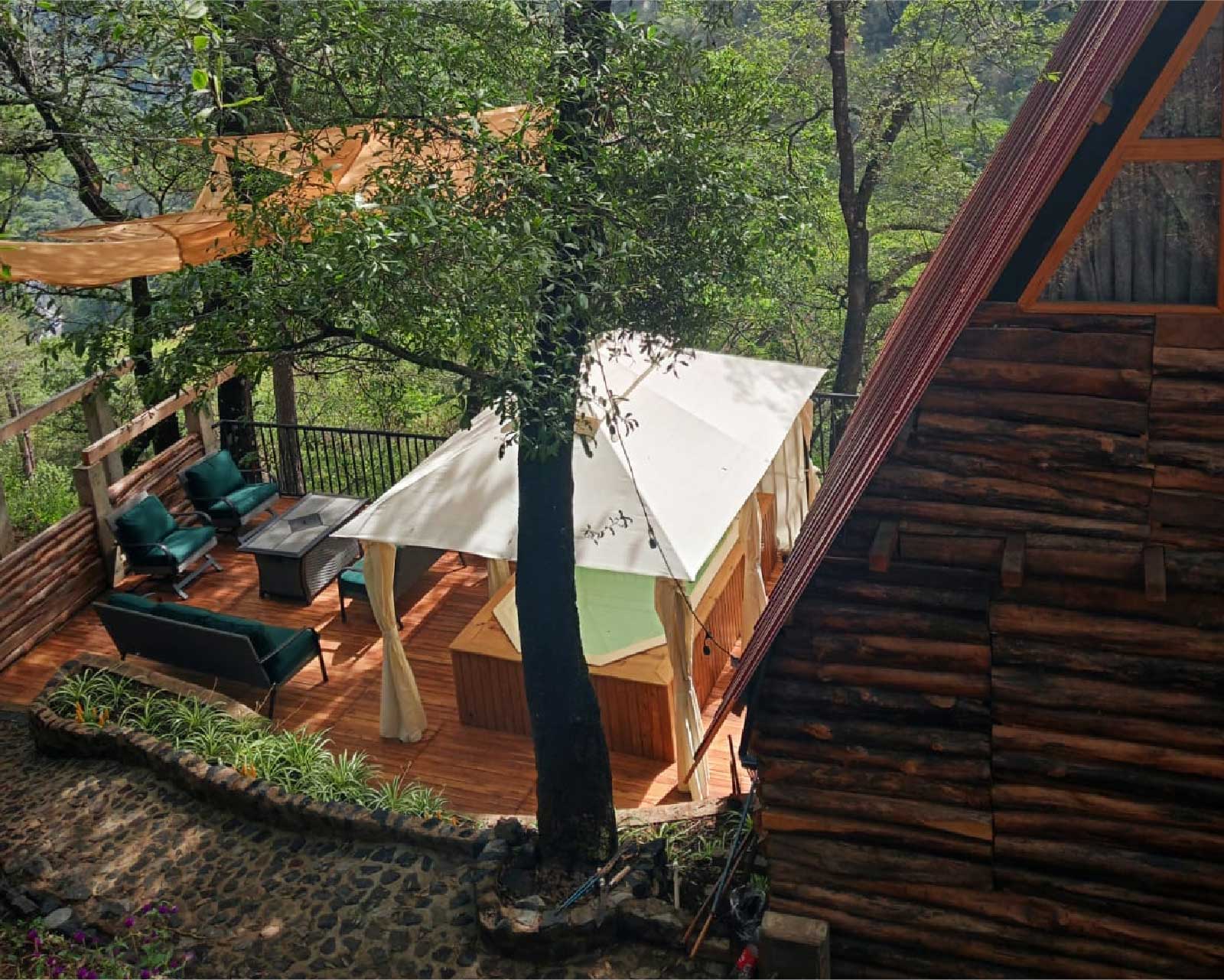 Cabaña del Mirador, terraza con pérgola vista desde el aire